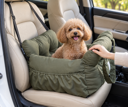 車の背もたれに固定ストラップを掛けたココノル ドライブベッドでくつろぐ愛犬（Sサイズの使用イメージ）
